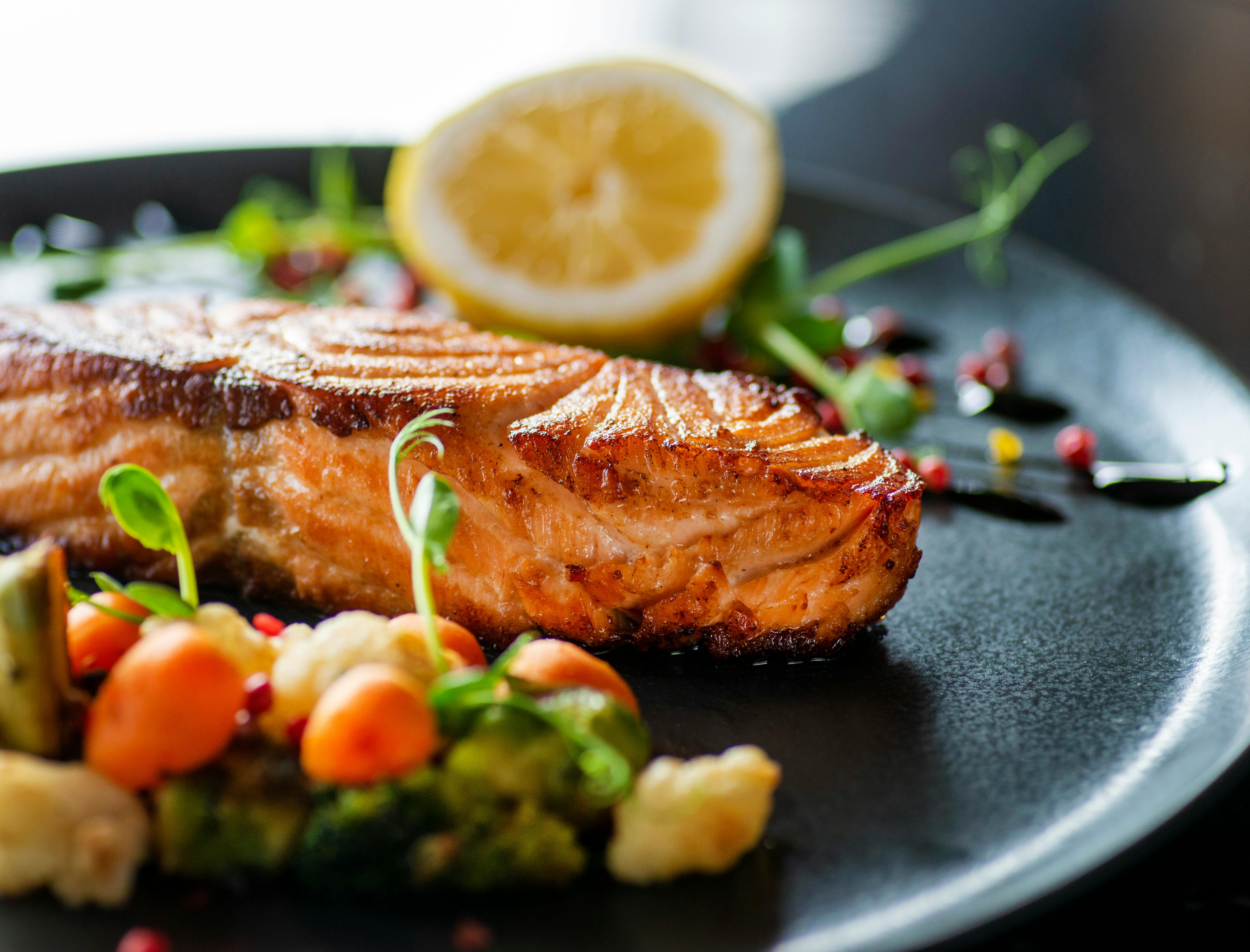 Super Delicious & Gluten-Free Meal Guide, Recipe Post #362:

Grilled Salmon with Peach Salsa